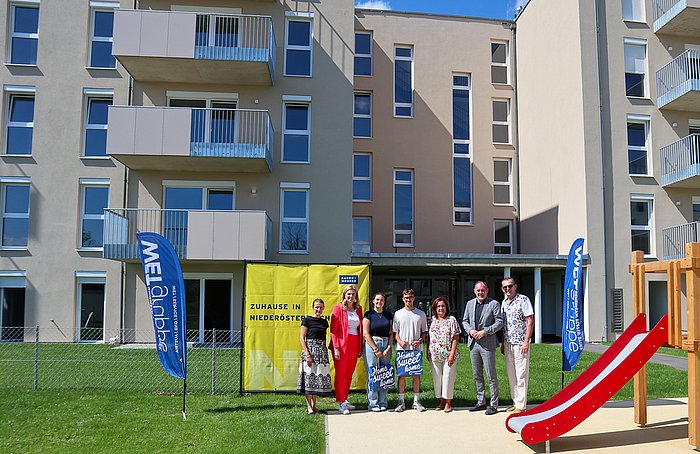 © WETgruppe (v.l.n.r.): Barbara Freiler, Fa. Handler; Marlene Zeidler-Beck, Abgeordnete zum NÖ Landtag; zukünftige Mieterin; zukünftiger Mieter; Gabriele Scharrer, Bürgermeisterin; Michael, Kloibmüller, Geschäftsführer WETgruppe; Werner Kosa, Architekt